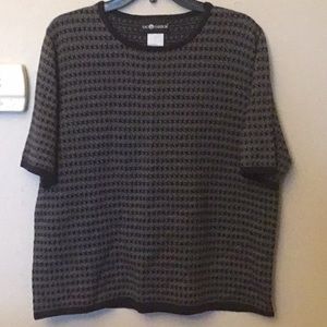 Short sleeve sweater. Navel and gray.